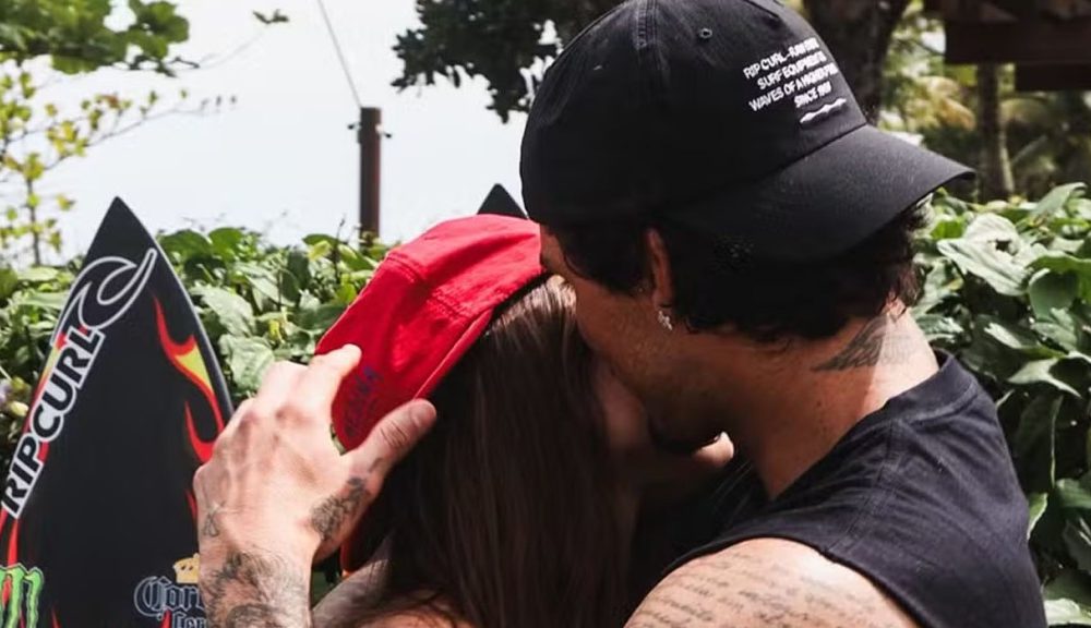 Gabriel Medina impressiona namorada com homenagem em pranchas e ganha chamego